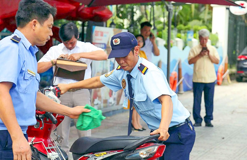 Nhân viên giữ xe quán net đóng vai trò quan trọng