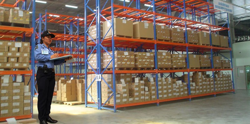 Sắp xếp bảo vệ nhà kho để kiểm soát ra vào