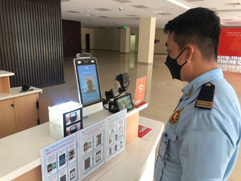 Hệ thống kiểm soát ra vào tòa nhà chứa nhiều thành phần khác nhau
