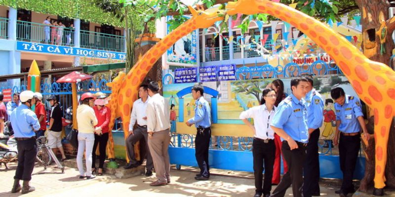 Bảo vệ giúp xử lý các tình huống và hỗ trợ khẩn cấp các sự cố xảy ra tại trường 