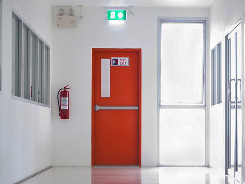 Cửa làm từ chất lượng cao, có bảng chỉ dẫn đầy đủ