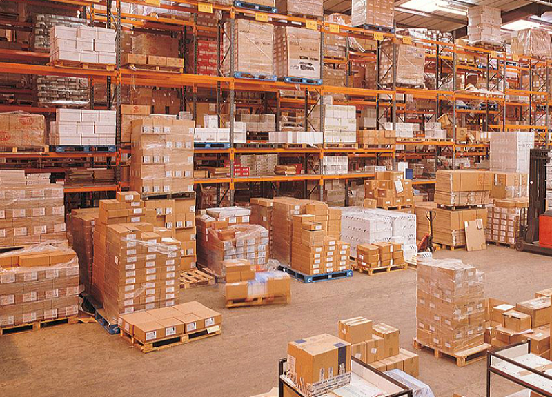 Hàng hóa trong kho hàng phải sắp xếp khoa học tránh bị ẩm mốc, hỏng hóc