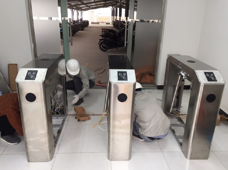 Cổng kiểm soát được tích hợp nhận diện khuôn mặt hoặc cảm biến vân tay